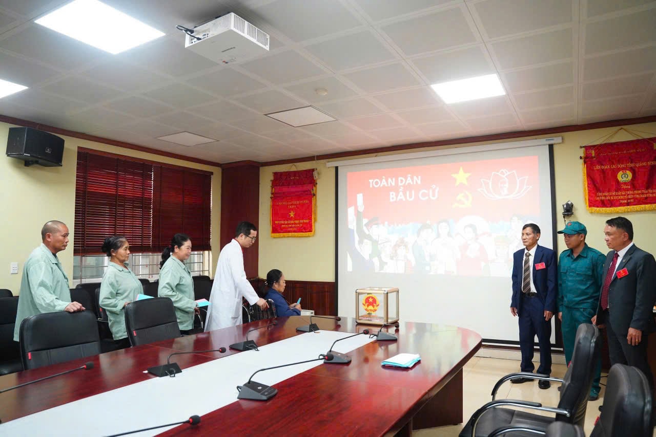 Những hòm phiếu đặc biệt trong ngày hội bầu cử ở Quảng Ninh- Ảnh 6.