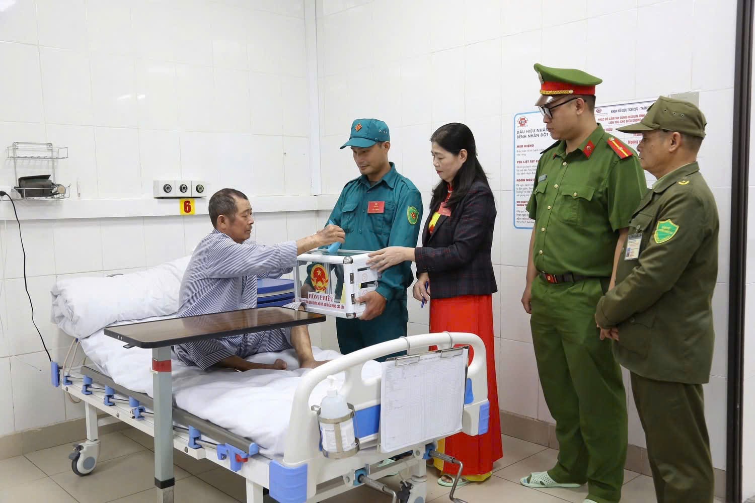 Những hòm phiếu đặc biệt trong ngày hội bầu cử ở Quảng Ninh- Ảnh 10.