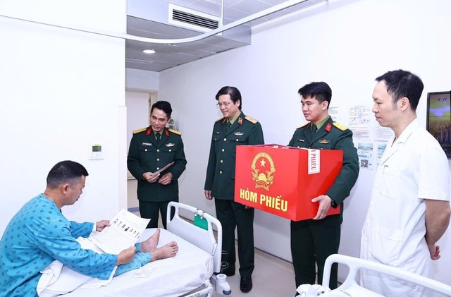 Nữ cử tri gắn bó với Quốc hội từ khóa I bỏ phiếu bầu cử, gửi gắm nhiều kỳ vọng- Ảnh 7.