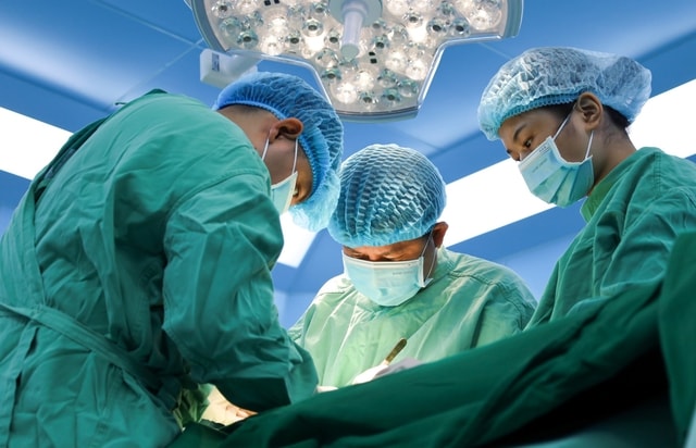 Phẫu thuật lấy viên sỏi bàng quang 'khủng' bằng quả trứng ngỗng- Ảnh 1.