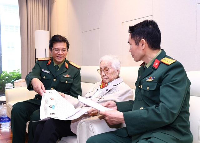 Nữ cử tri gắn bó với Quốc hội từ khóa I bỏ phiếu bầu cử, gửi gắm nhiều kỳ vọng- Ảnh 1.