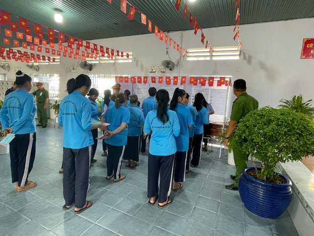 Các cử tri tại cơ sở cai nghiện tham gia bầu cử- Ảnh 1.