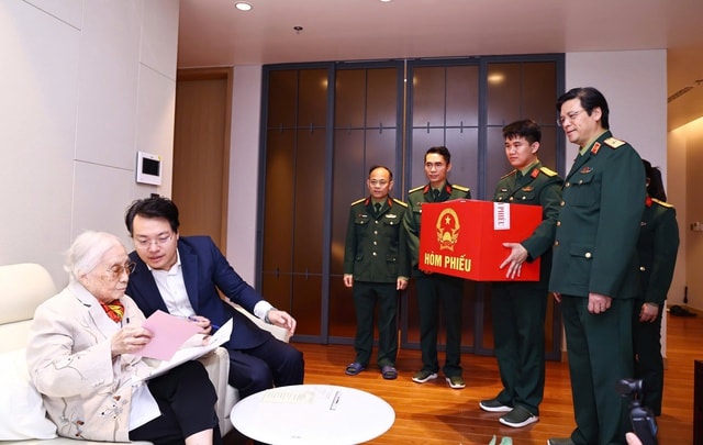 Nữ cử tri gắn bó với Quốc hội từ khóa I bỏ phiếu bầu cử, gửi gắm nhiều kỳ vọng- Ảnh 2.