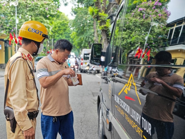 Hà Nội hướng dẫn thủ tục cho xe tải, xe hợp đồng vào khu vực hạn chế- Ảnh 2. Hà Nội hướng dẫn thủ tục cho xe tải, xe hợp đồng vào khu vực hạn chế- Ảnh 2.