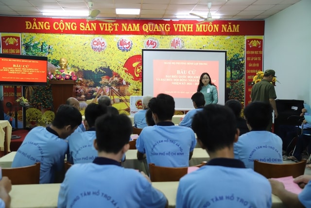 Thùng phiếu lưu động giúp người yếu thế không bị bỏ lại trong ngày hội bầu cử- Ảnh 1. Thùng phiếu lưu động giúp người yếu thế không bị bỏ lại trong ngày hội bầu cử- Ảnh 1.