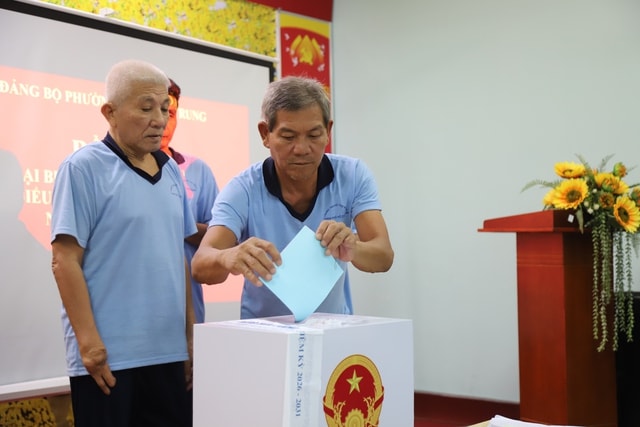 Thùng phiếu lưu động giúp người yếu thế không bị bỏ lại trong ngày hội bầu cử- Ảnh 2. Thùng phiếu lưu động giúp người yếu thế không bị bỏ lại trong ngày hội bầu cử- Ảnh 2.