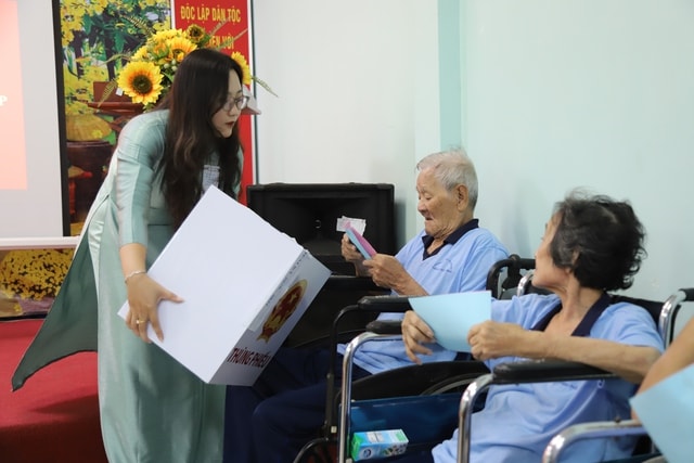 Thùng phiếu lưu động giúp người yếu thế không bị bỏ lại trong ngày hội bầu cử- Ảnh 3. Thùng phiếu lưu động giúp người yếu thế không bị bỏ lại trong ngày hội bầu cử- Ảnh 3.