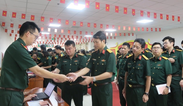 Bệnh nhân xúc động bỏ phiếu ngay trên giường bệnh- Ảnh 1.