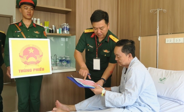 Bệnh nhân xúc động bỏ phiếu ngay trên giường bệnh- Ảnh 3.