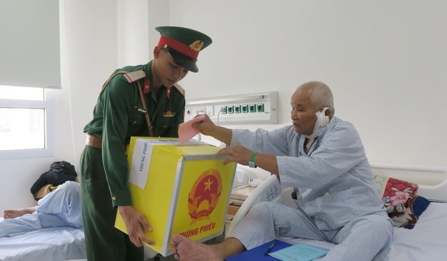 Bệnh nhân xúc động bỏ phiếu ngay trên giường bệnh- Ảnh 4.