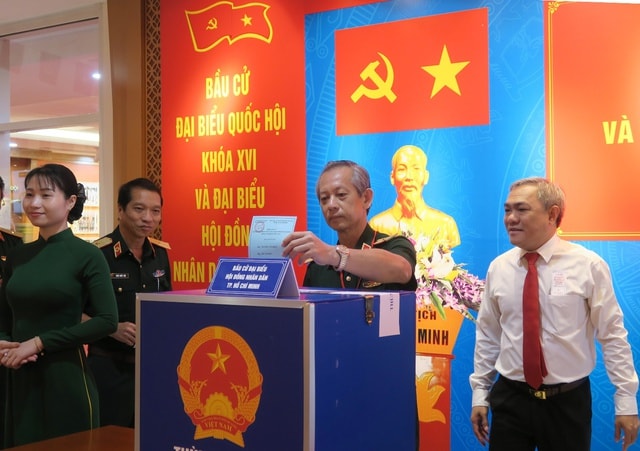 Bệnh nhân xúc động bỏ phiếu ngay trên giường bệnh- Ảnh 2.