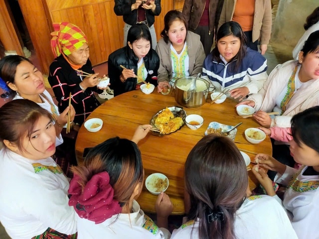 Ấm áp bữa sáng đoàn kết ở bản Rào Tre trong ngày bầu cử- Ảnh 7. Ấm áp bữa sáng đoàn kết ở bản Rào Tre trong ngày bầu cử- Ảnh 7.