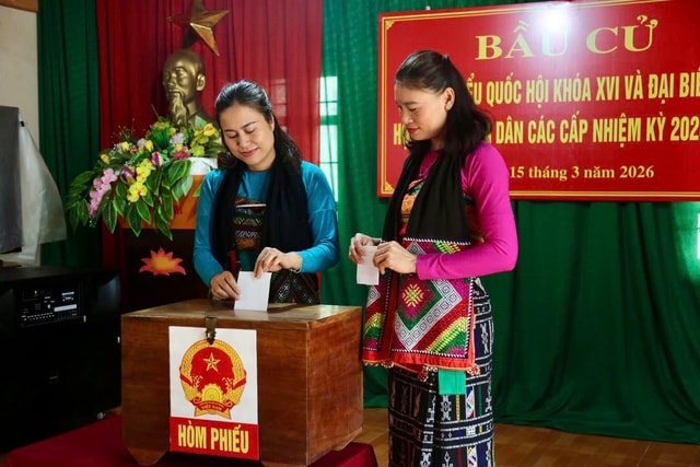 Những người mẹ địu con đi bỏ phiếu- Ảnh 7. Những người mẹ địu con đi bỏ phiếu- Ảnh 7.