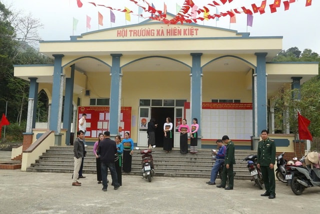 Những người mẹ địu con đi bỏ phiếu- Ảnh 8. Những người mẹ địu con đi bỏ phiếu- Ảnh 8.