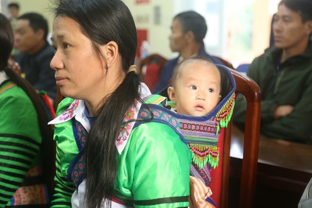 Những người mẹ địu con đi bỏ phiếu- Ảnh 4. Những người mẹ địu con đi bỏ phiếu- Ảnh 4.