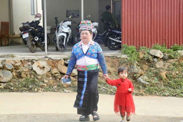 Những người mẹ địu con đi bỏ phiếu- Ảnh 3. Những người mẹ địu con đi bỏ phiếu- Ảnh 3.