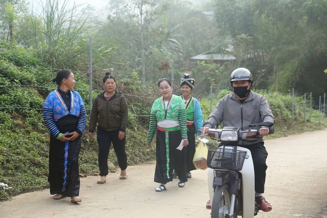 Những người mẹ địu con đi bỏ phiếu- Ảnh 2. Những người mẹ địu con đi bỏ phiếu- Ảnh 2.