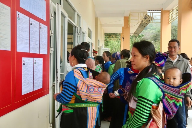 Những người mẹ địu con đi bỏ phiếu- Ảnh 5. Những người mẹ địu con đi bỏ phiếu- Ảnh 5.