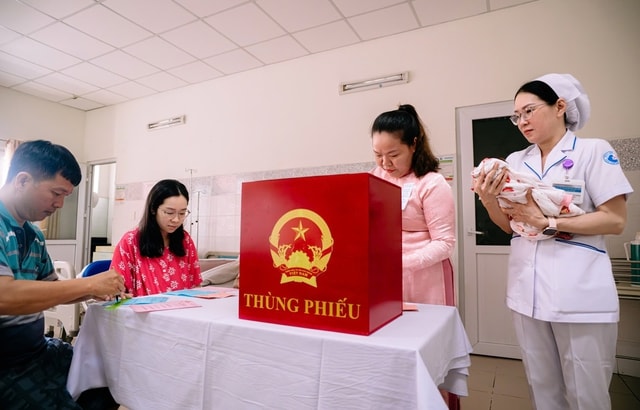 Sản phụ vừa vượt cạn thành công: 'Đây là lần bầu cử đáng nhớ nhất cuộc đời tôi'- Ảnh 3. Sản phụ vừa vượt cạn thành công: 'Đây là lần bầu cử đáng nhớ nhất cuộc đời tôi'- Ảnh 3.