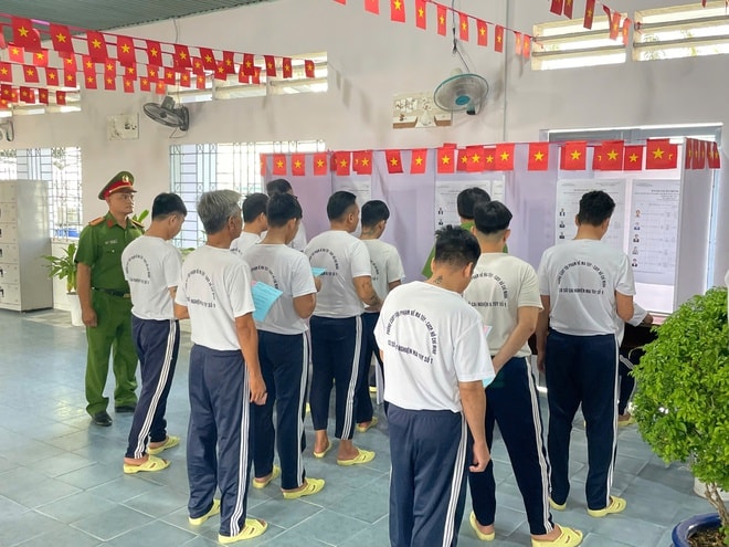 Các cử tri tại cơ sở cai nghiện tham gia bầu cử- Ảnh 2.