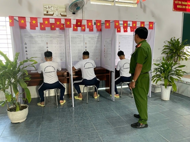 Các cử tri tại cơ sở cai nghiện tham gia bầu cử- Ảnh 3.