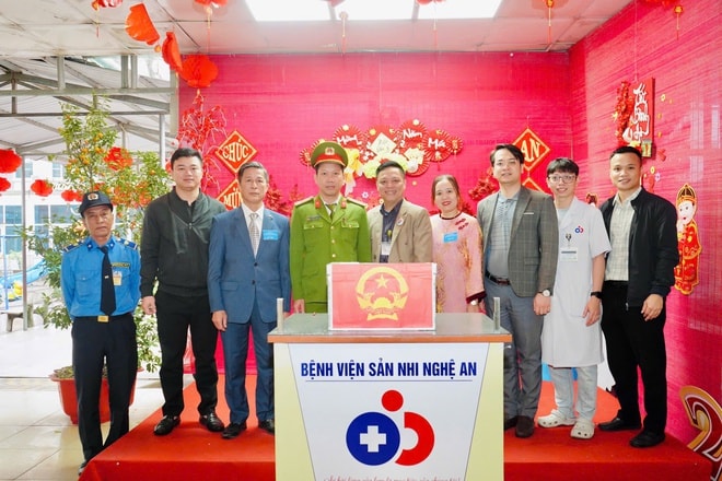 Hòm phiếu phụ đến tận buồng bệnh, đảm bảo quyền bầu cử của mọi công dân- Ảnh 2.