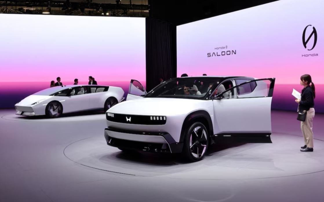 Hai mẫu xe concept chạy điện Honda 0 Saloon và Honda 0 SUV được trưng bày tại CES 2025. (Ảnh: Reuters)