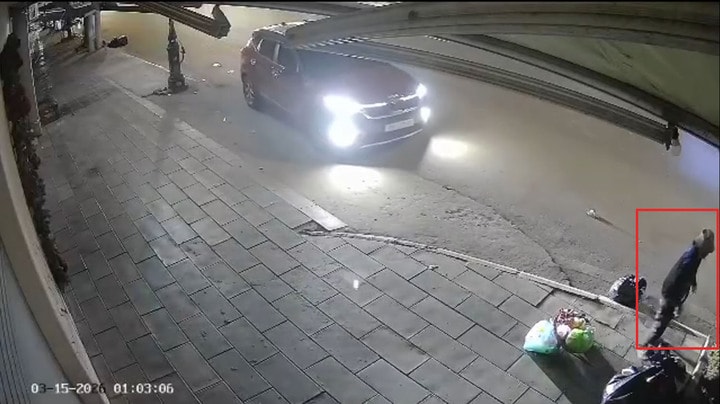 Đã xác minh được danh tính tài xế ô tô lao lên vỉa hè, tông gãy chân người phụ nữ rồi bỏ chạy- Ảnh 1. Đã xác minh được danh tính tài xế ô tô lao lên vỉa hè, tông gãy chân người phụ nữ rồi bỏ chạy- Ảnh 1.