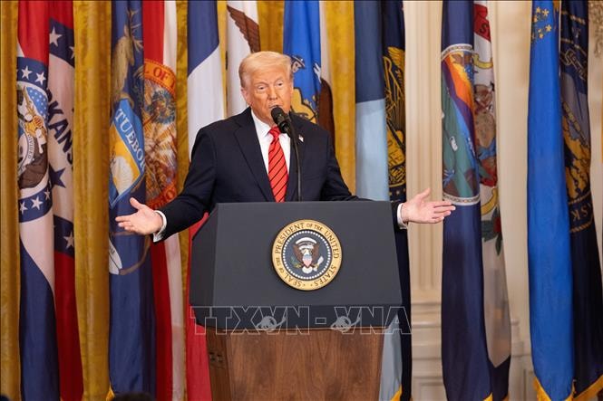 Tổng thống Trump tuyên bố xóa sổ phòng không Iran, chiến tranh chưa kết thúc- Ảnh 1.