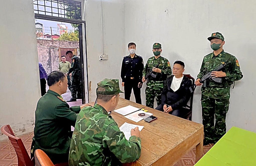 Vận chuyển gần 20 cây vàng trái phép qua cửa khẩu, gã đàn ông nước ngoài bị bắt giữ- Ảnh 1.