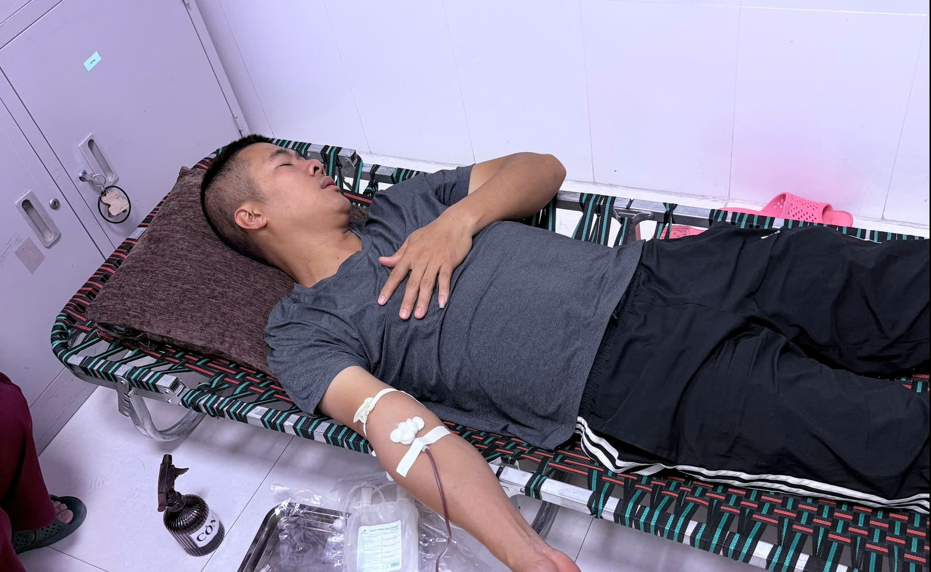 Bác sĩ hiến máu, trực tiếp thực hiện ca mổ cứu sống nam thanh niên bị vỡ thận- Ảnh 3. Bác sĩ hiến máu, trực tiếp thực hiện ca mổ cứu sống nam thanh niên bị vỡ thận- Ảnh 3.