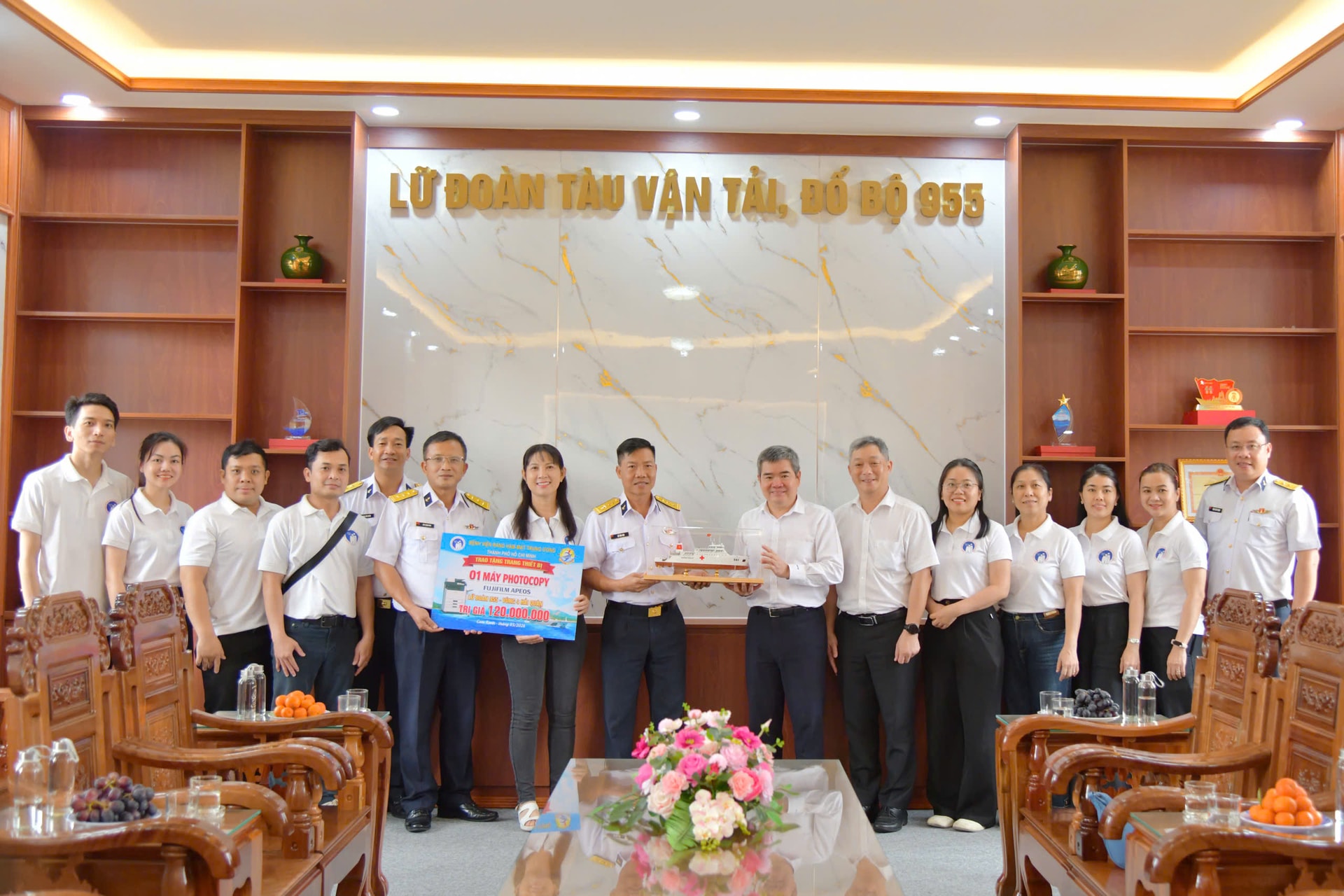 Bệnh viện Răng Hàm Mặt Trung ương TP Hồ Chí Minh thăm, tặng quà Lữ đoàn 955- Ảnh 1.