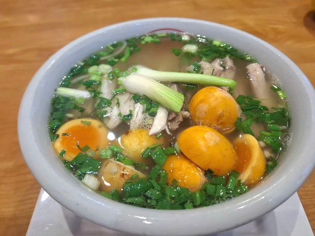 Hàng quán tăng giá, dân văn phòng rủ nhau mang cơm nhà đi làm- Ảnh 1. Hàng quán tăng giá, dân văn phòng rủ nhau mang cơm nhà đi làm- Ảnh 1.