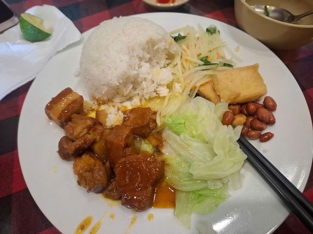 Hàng quán tăng giá, dân văn phòng rủ nhau mang cơm nhà đi làm- Ảnh 2. Hàng quán tăng giá, dân văn phòng rủ nhau mang cơm nhà đi làm- Ảnh 2.