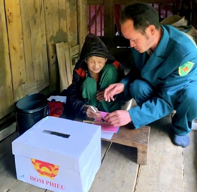 Cụ bà 119 tuổi ở Cao Bằng là cử tri cao tuổi nhất đi bầu cử ĐBQH và HĐND các cấp- Ảnh 1. Cụ bà 119 tuổi ở Cao Bằng là cử tri cao tuổi nhất đi bầu cử ĐBQH và HĐND các cấp- Ảnh 1.