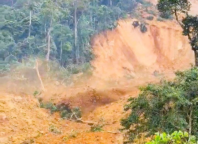 Nguy cơ sạt lở vùi lấp cả khu dân cư, Đà Nẵng công bố tình huống khẩn cấp thiên tai- Ảnh 1.