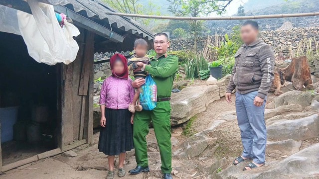 Thiếu tá công an kịp thời cứu bé 3 tuổi ngừng thở dưới bể nước- Ảnh 1.