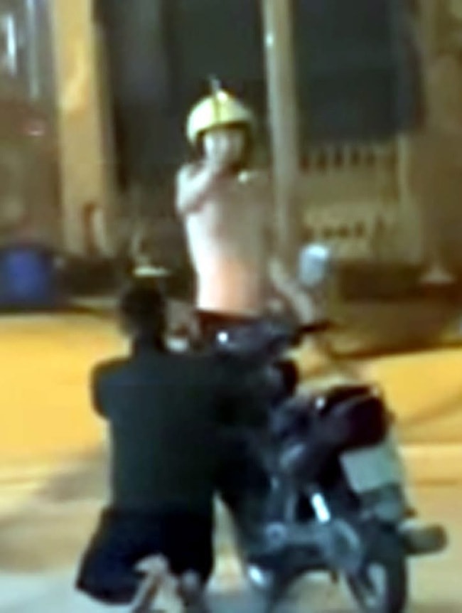 Nam thanh niên cởi trần cầm 2 con dao đe dọa người đi đường- Ảnh 1.