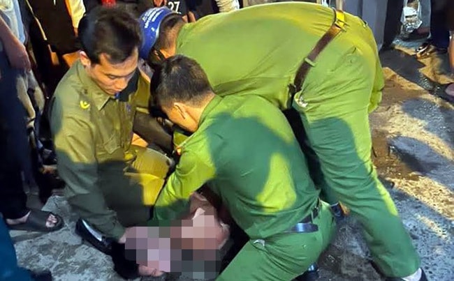 Nam thanh niên cởi trần cầm 2 con dao đe dọa người đi đường- Ảnh 2.