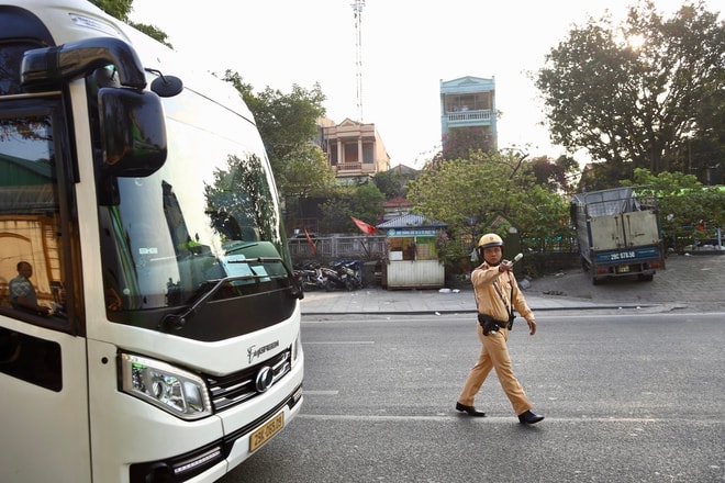 Xe khách 'chờ giờ' vào phố, dừng đỗ tràn lan bị CSGT Hà Nội xử lý- Ảnh 2.