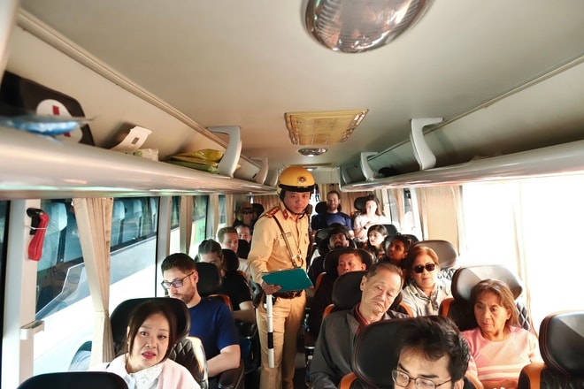 Xe khách 'chờ giờ' vào phố, dừng đỗ tràn lan bị CSGT Hà Nội xử lý- Ảnh 5.