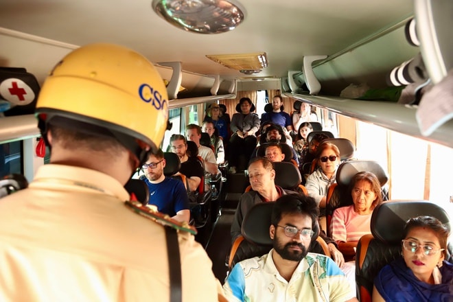 Xe khách 'chờ giờ' vào phố, dừng đỗ tràn lan bị CSGT Hà Nội xử lý- Ảnh 4.