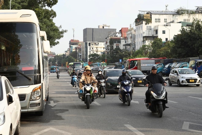 Xe khách 'chờ giờ' vào phố, dừng đỗ tràn lan bị CSGT Hà Nội xử lý- Ảnh 3.