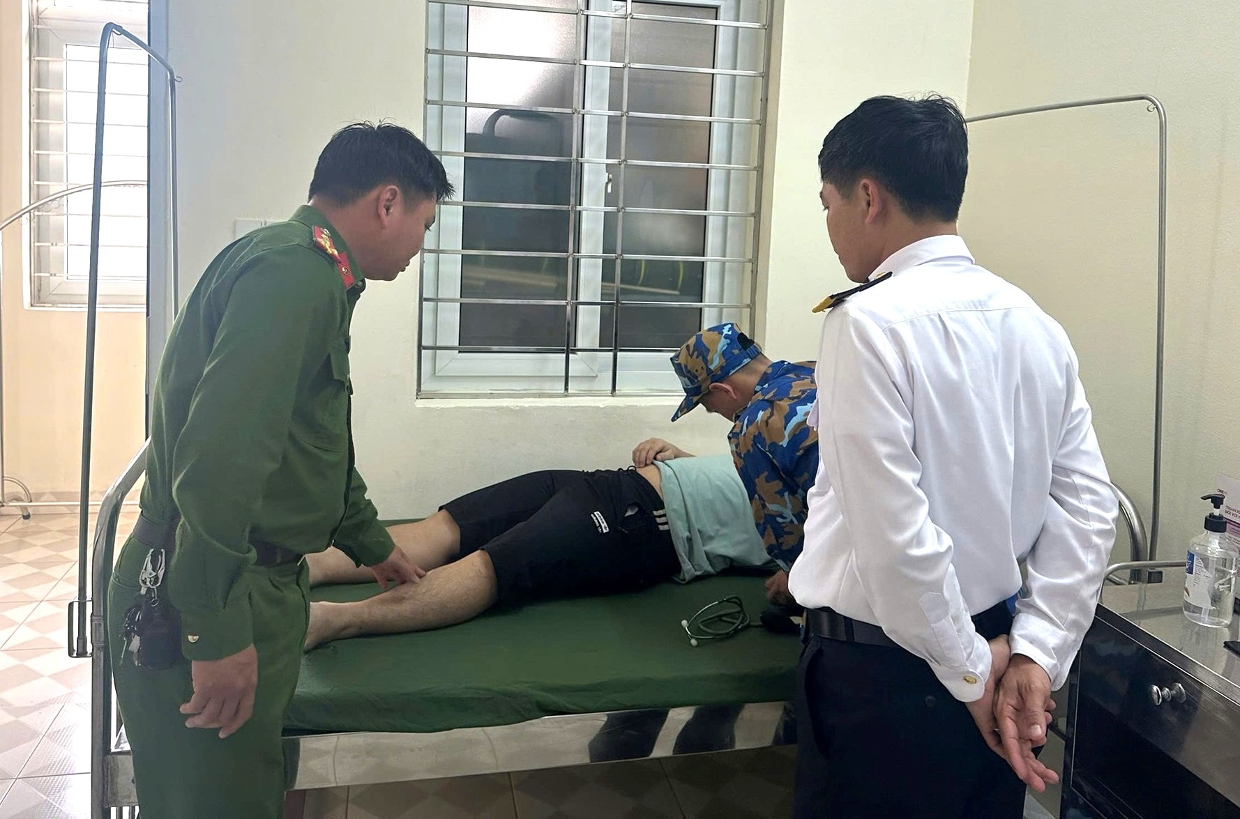 Mâu thuẫn gia đình, nam thanh niên Hải Phòng nhảy cầu Bính được công an cứu sống- Ảnh 1.