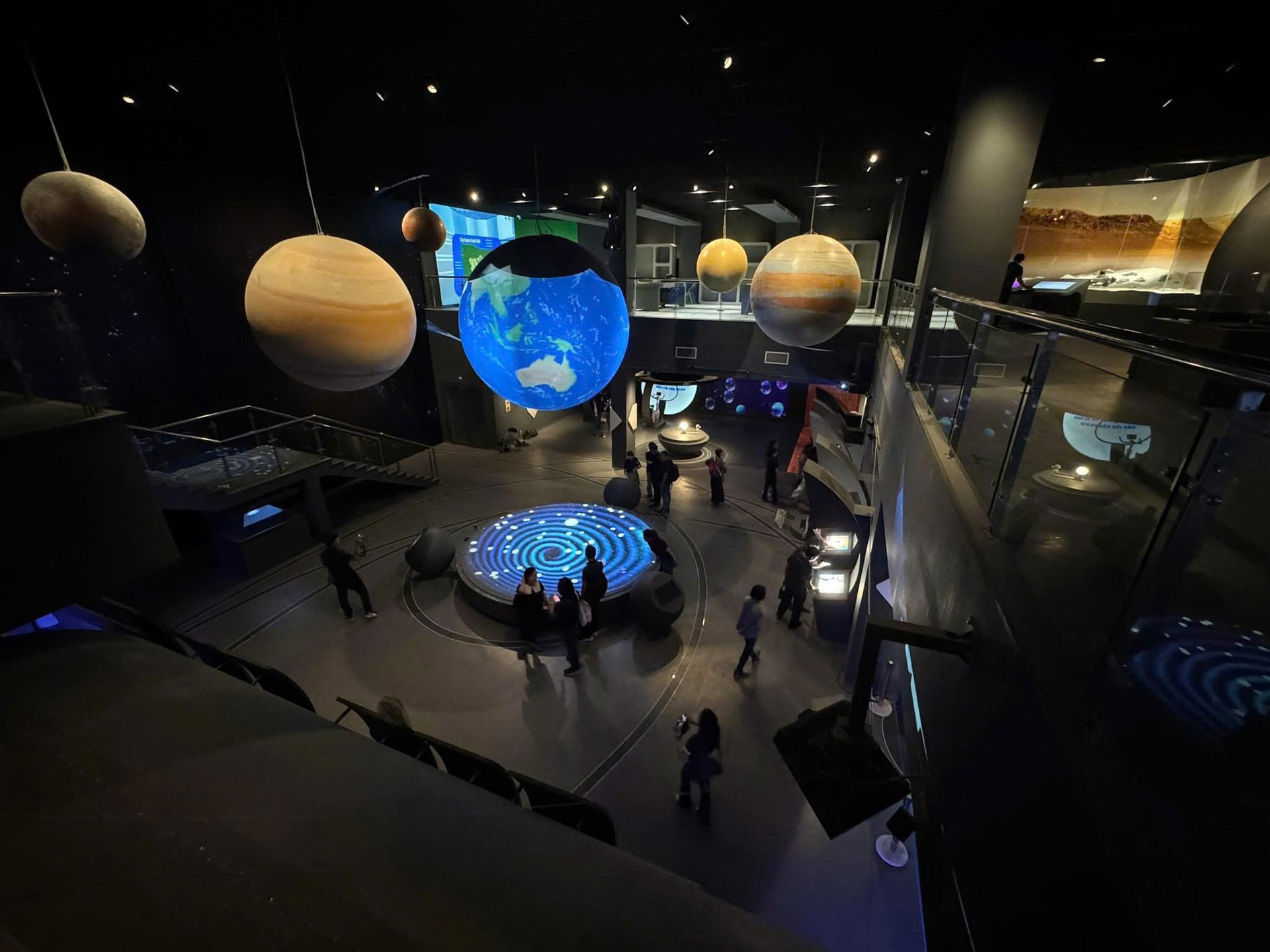 Khám phá không gian sáng tạo vệ tinh bên trong Trung tâm vũ trụ Việt Nam - Ảnh 1.