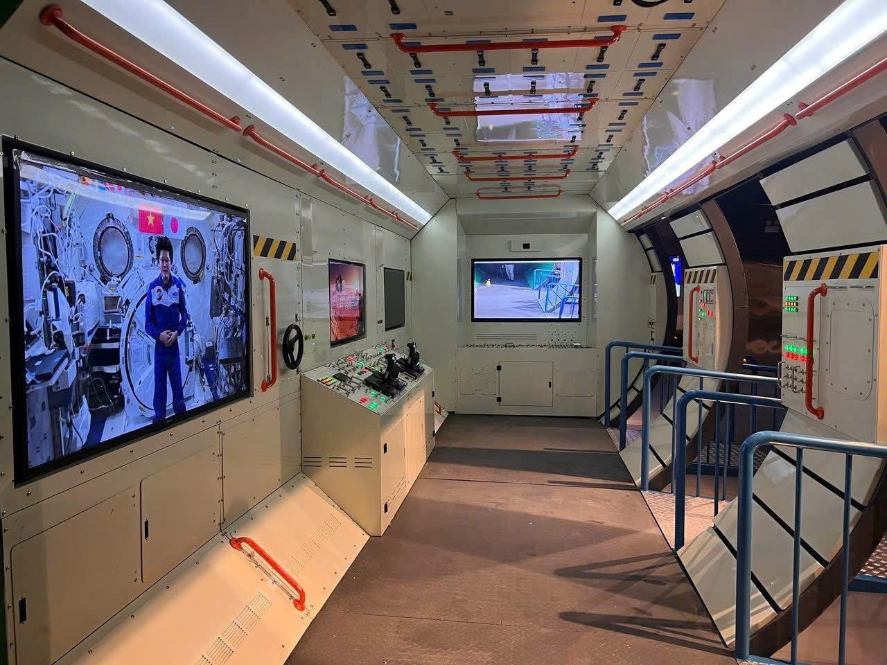 Khám phá không gian sáng tạo vệ tinh bên trong Trung tâm vũ trụ Việt Nam - Ảnh 3.