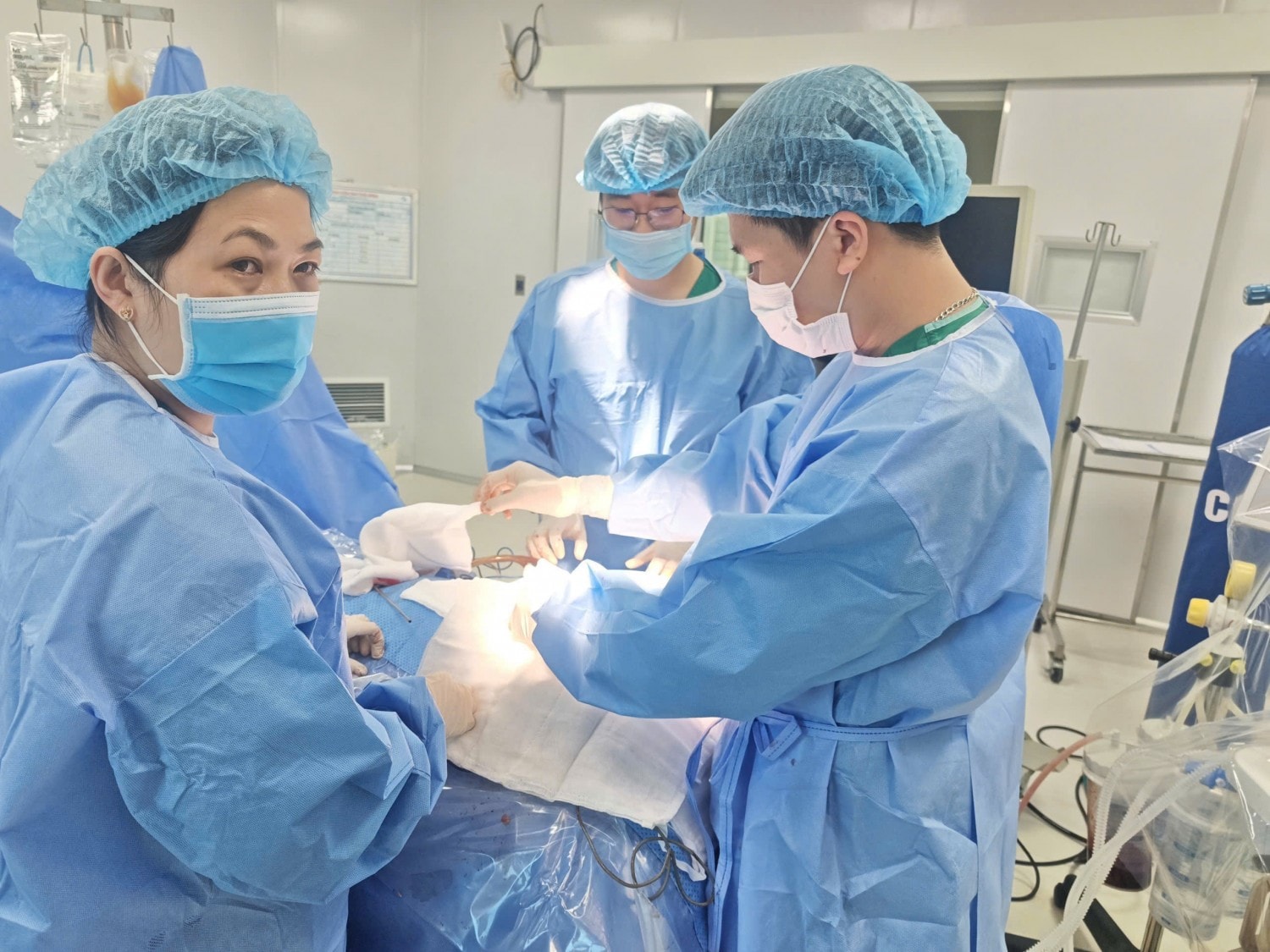 Ngã cầu thang, cháu bé 14 tháng tuổi bị chấn thương sọ não nặng- Ảnh 1.