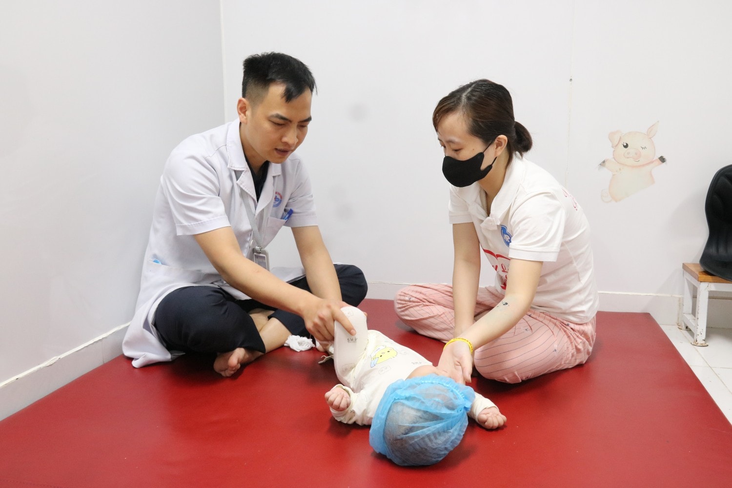 Ngã cầu thang, cháu bé 14 tháng tuổi bị chấn thương sọ não nặng- Ảnh 2.