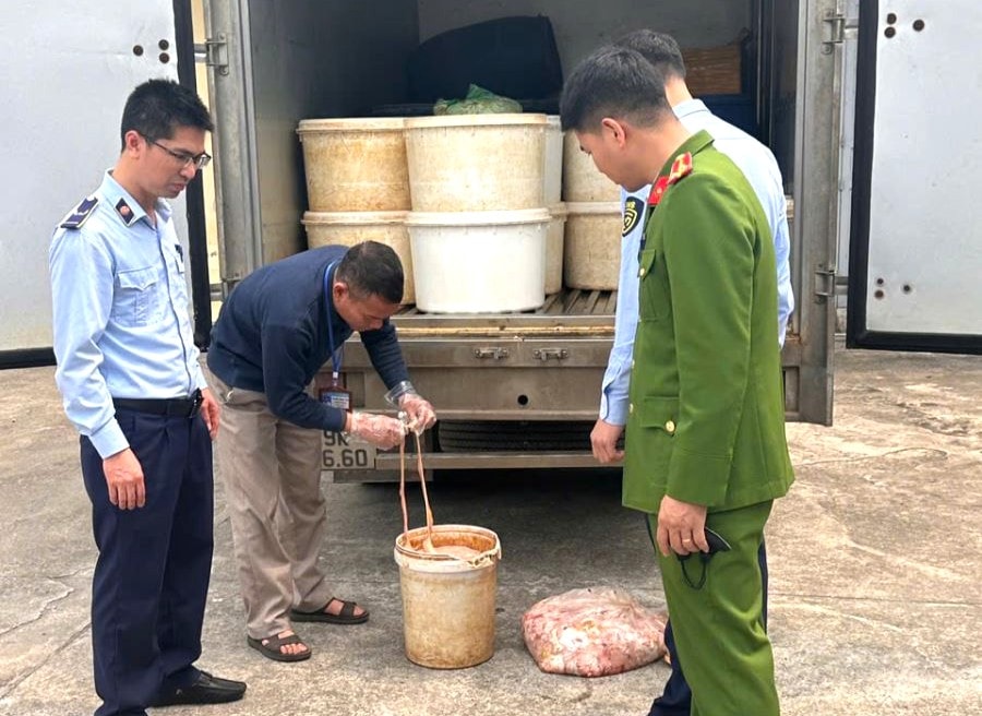 Hãi hùng phát hiện hơn 1 tấn lòng lợn có dấu hiệu phân hủy, bốc mùi hôi thối trong xe tải- Ảnh 1.