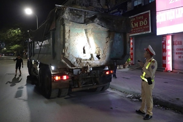 Hà Nội: Xử phạt 79 trường hợp xe tải vi phạm TTATGT- Ảnh 1. Hà Nội: Xử phạt 79 trường hợp xe tải vi phạm TTATGT- Ảnh 1.